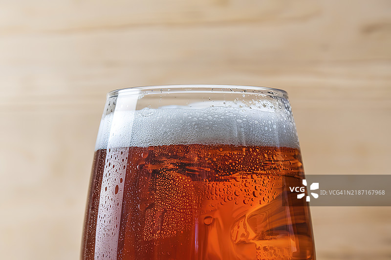 一杯装满浓郁琥珀色啤酒的玻璃杯照片图片素材