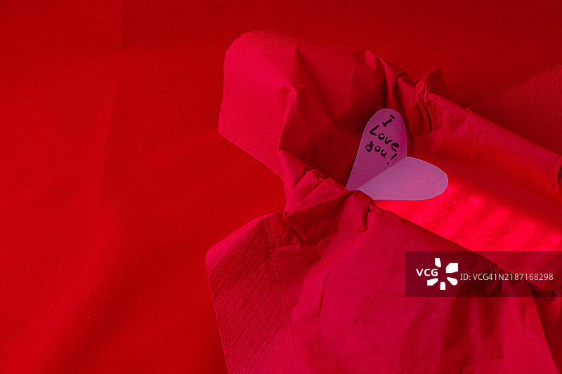 红色盒子内的手工纸心，背光效果突出。图片素材