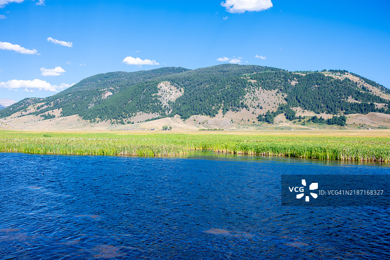 湖泊与蓝天的美丽景色，杰克逊，密西西比州，美国图片素材