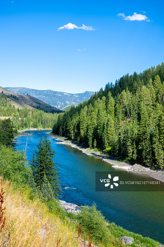 湖泊与树木相映衬的美丽景色，背景是天空，杰克逊，密西西比州，美国图片素材