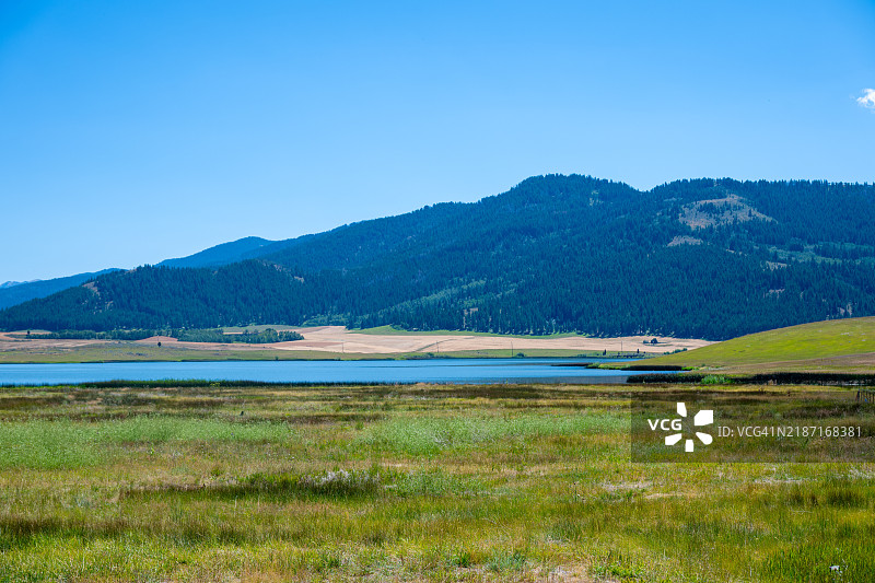 田野与晴朗蓝天的美丽景色，杰克逊，密西西比州，美国图片素材