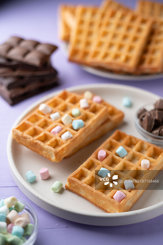 美味的金色华夫饼配上五彩的棉花糖和浓郁的巧克力，展现出令人愉悦的口感和风味组合，是一款美味的早餐佳品。图片素材