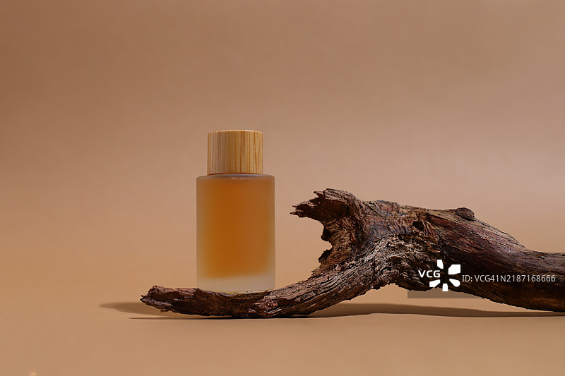 带木质箱子的玻璃化妆瓶，容器模型，西班牙图片素材