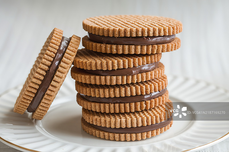 叠放的巧克力夹心威化饼干，背景为白色图片素材