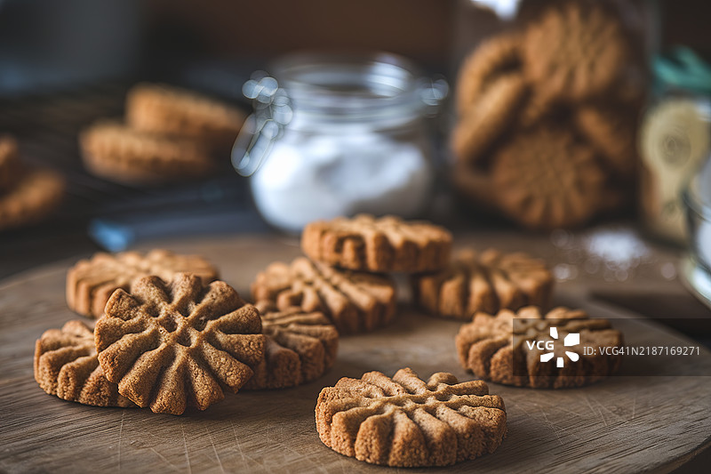 自制花生酱饼干放在切菜板上图片素材