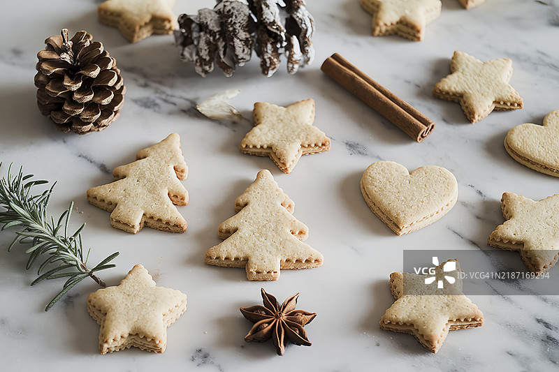 高角度视图的饼干放在桌子上图片素材