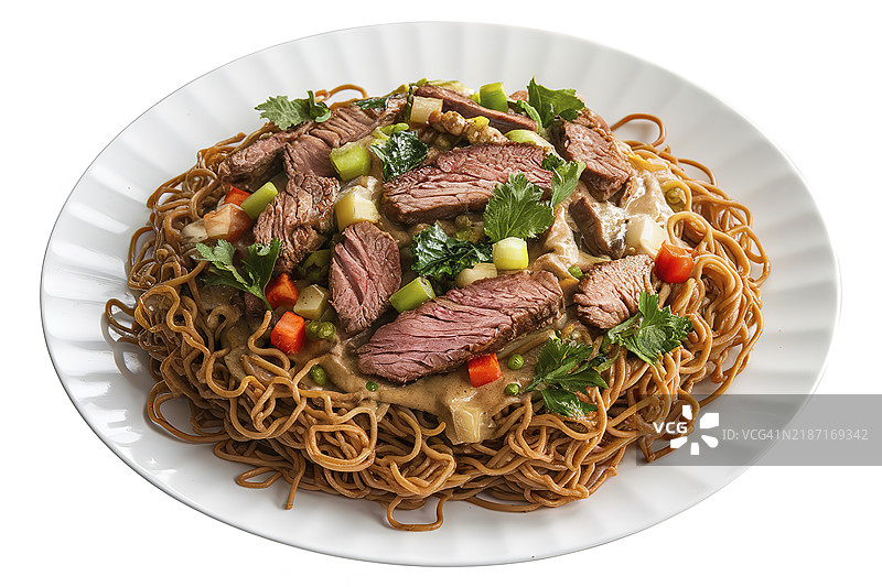 一盘自制面条，配有肉类和奶油酱炒制而成，切丁的蔬菜和香草。图片素材