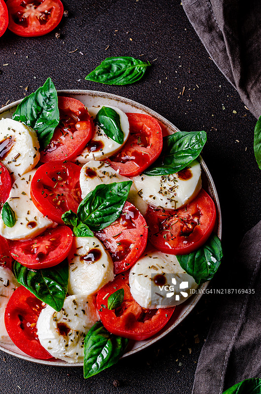 卡普雷塞沙拉，配有马苏里拉奶酪、西红柿和罗勒图片素材