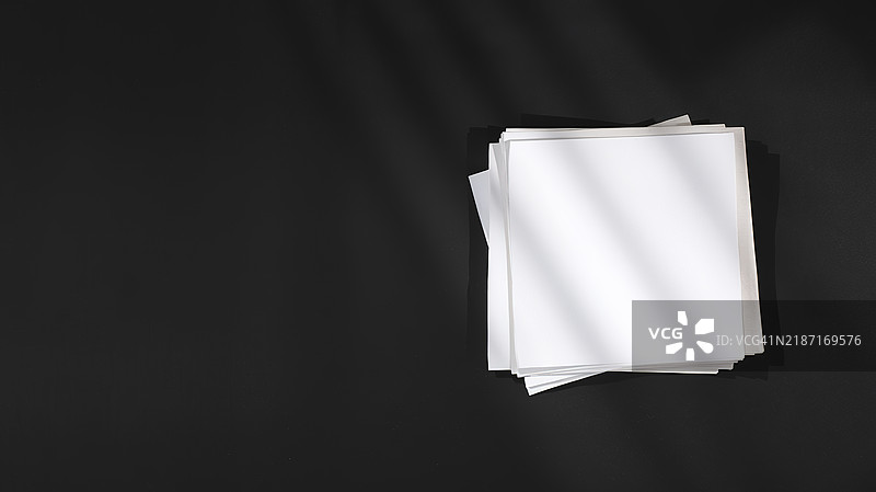 黑色背景上的白纸张图片素材
