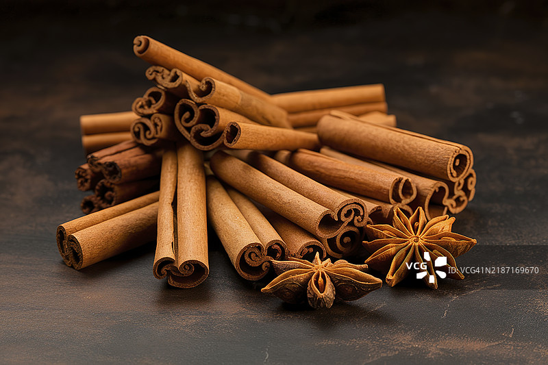 一组肉桂棒，有些平放着，有些直立着。图片素材