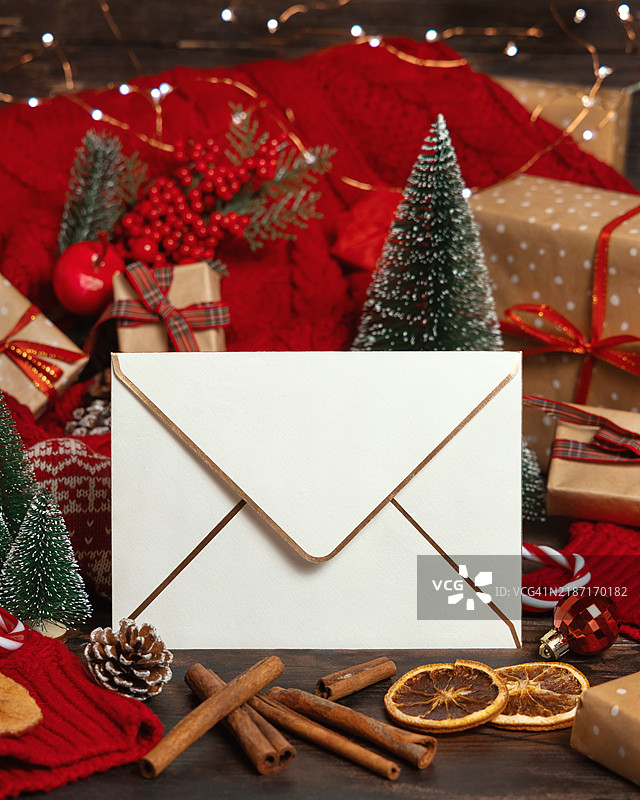 白色信封与圣诞装饰、树木、香料和红色针织毛衣，冬季样板图片素材