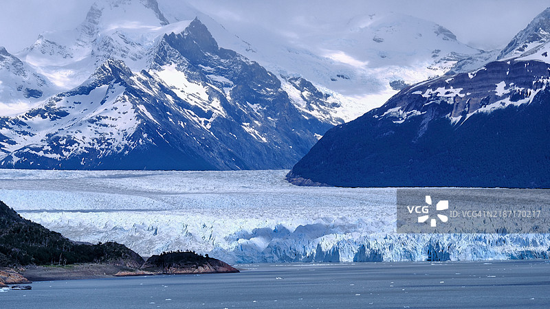 海边雪山的美丽景色与天空相映成趣图片素材