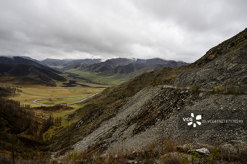 阿尔泰共和国的奇克-塔曼山口，秋季的山脉风景图片素材
