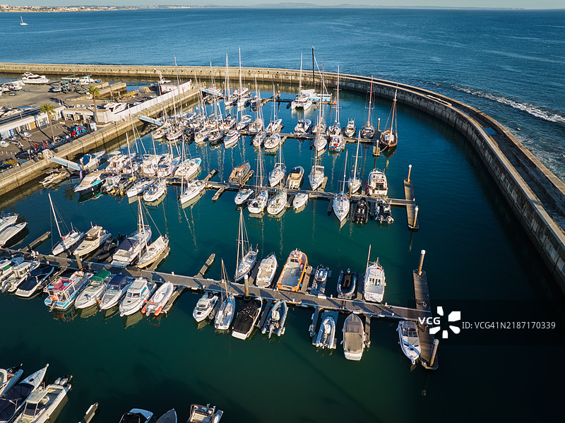 圣玛尔塔灯塔和卡斯凯什码头的鸟瞰图，背景是卡斯凯什市区。图片素材