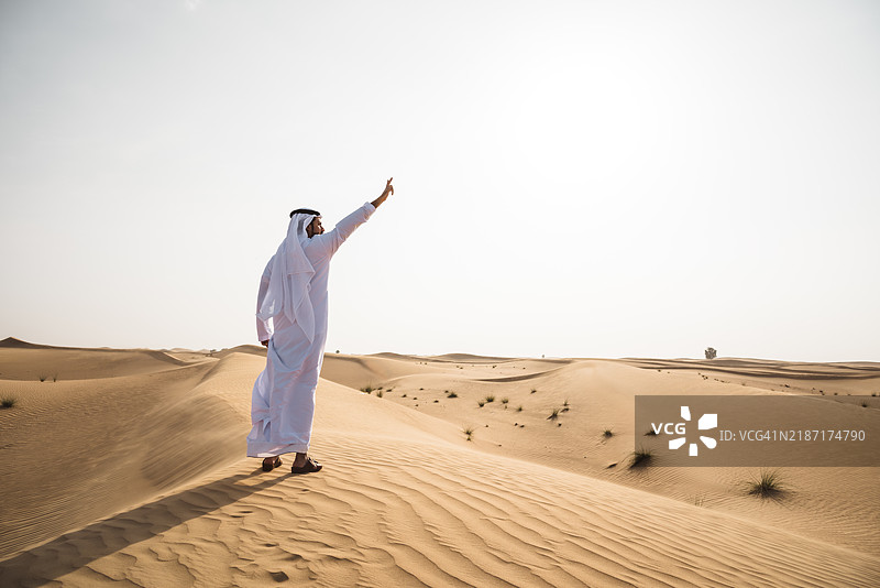 在沙漠中祈祷的男人图片素材