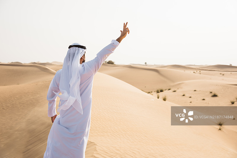 在沙漠中祈祷的男人图片素材
