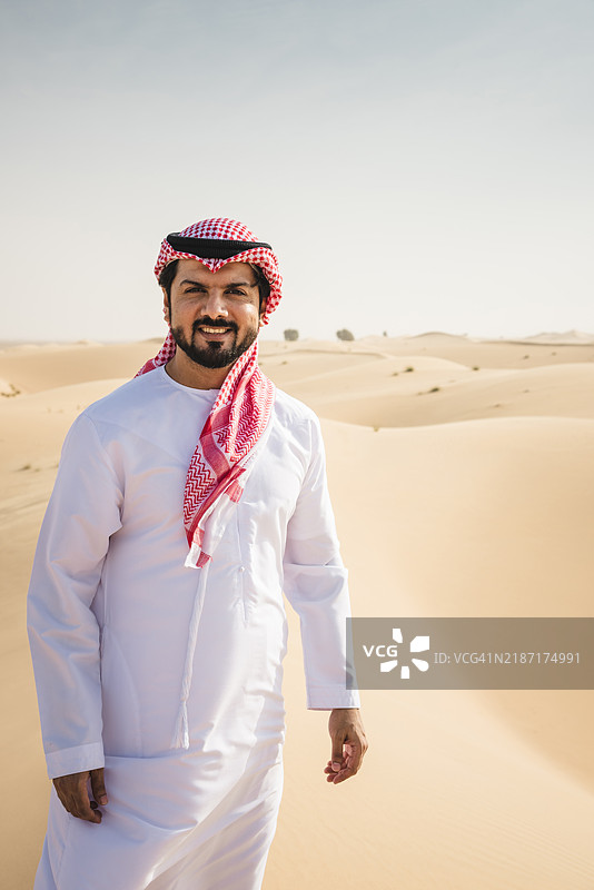 阿拉伯男子凝视地平线，展望未来图片素材