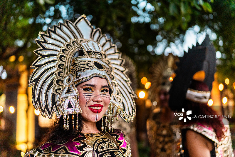 穿着阿兹特克服装的年轻女性户外肖像图片素材