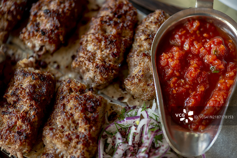 盘子里的肉特写图片素材