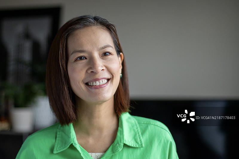 传达乐观、成就、自豪、赋权、力量、反思和快乐情感的女性肖像。亚洲人。图片素材