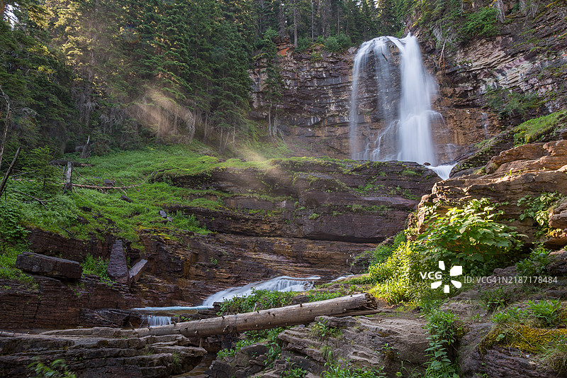 蒙大拿州森林中的瀑布景观， 美国图片素材