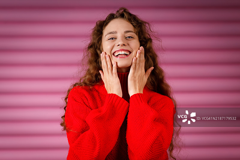 年轻的红发女性在做面部瑜伽和自我按摩图片素材