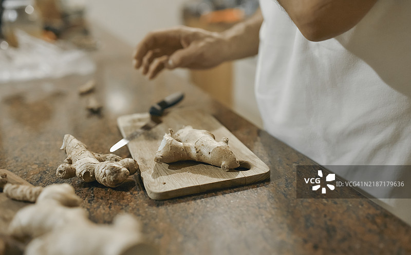 手正在准备姜蒜汁和补充剂图片素材