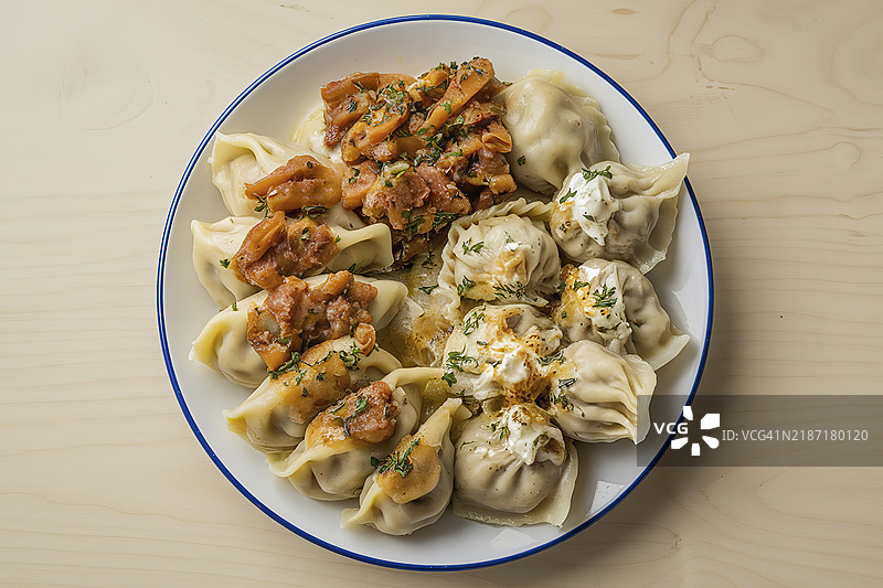 一盘高加索传统美食的照片，包括欣卡利。图片素材