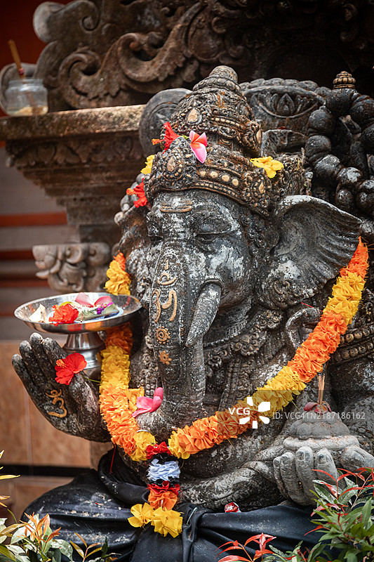 乌布的神圣甘尼许雕像装饰着橙色花环图片素材