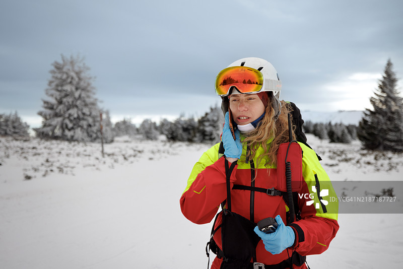 女性救援人员在呼叫求助图片素材
