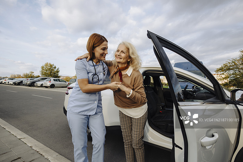 女护士照顾者帮助残疾老人上车图片素材