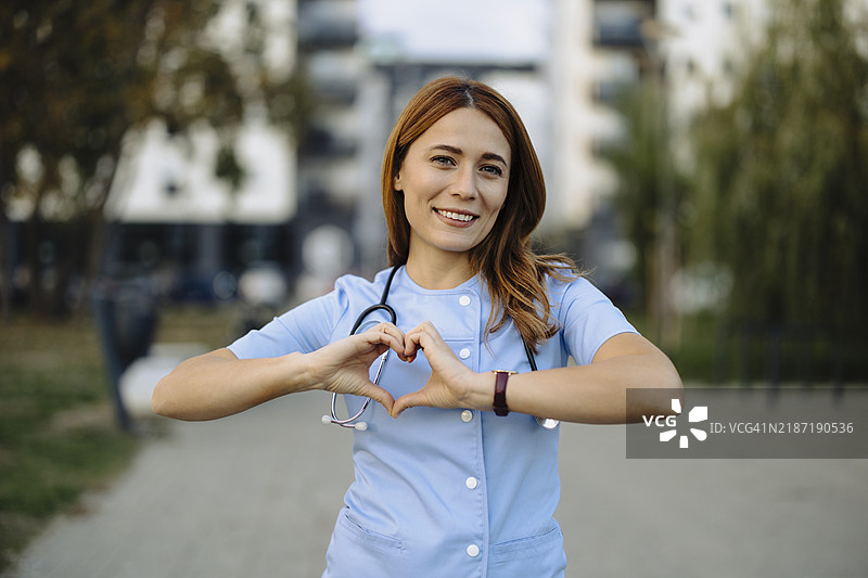 护士用双手做出心形的肖像图片素材