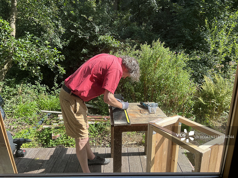 成熟男性在户外进行DIY活动图片素材