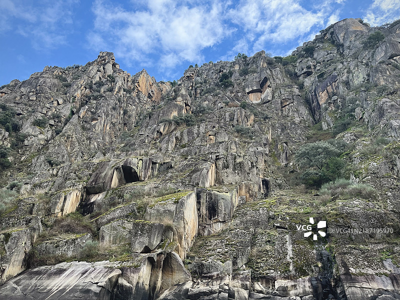 在晴朗的蓝天和云朵下的落基山脉图片素材