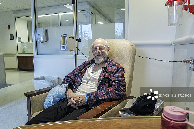 医院癌症诊所等待静脉输液的化疗患者图片素材