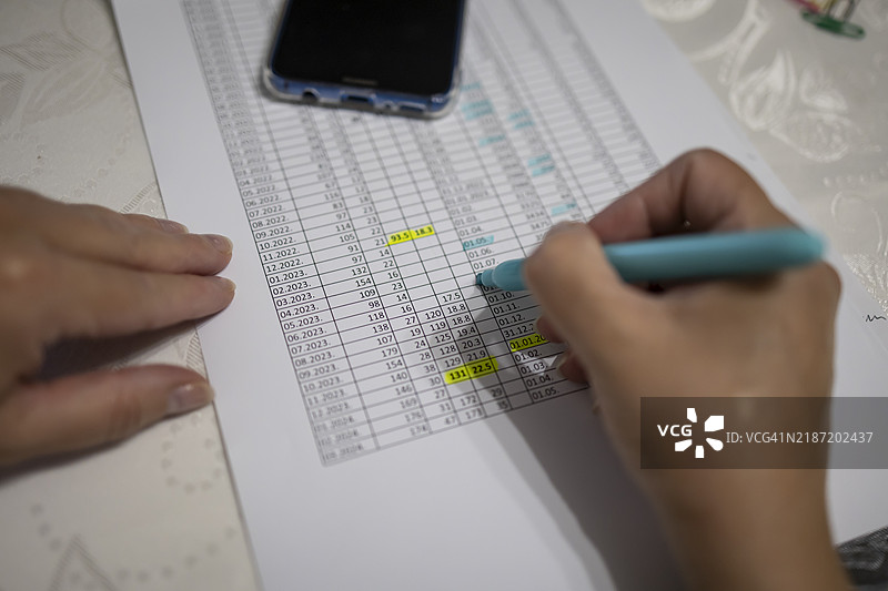 开始偿还债务图片素材