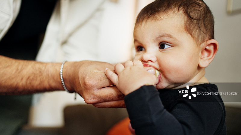 父亲在家里喂可爱的女儿吃饭图片素材