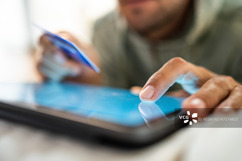 中年男子使用平板电脑进行在线支付图片素材