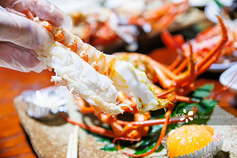 奢华的龙虾煮。南伊豆的一家宾馆享用美味晚餐。静冈县伊豆半岛南伊豆町中木乘渡轮到达的平藏滨海滩。- 2024。图片素材