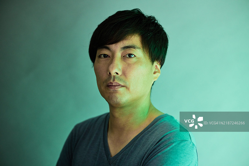 成熟男性的真诚表情肖像图片素材