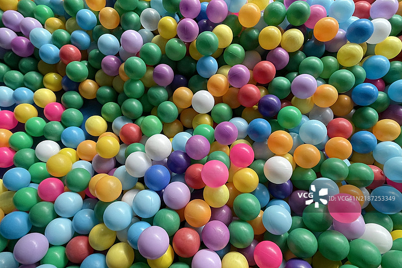 多彩的塑料球图片素材