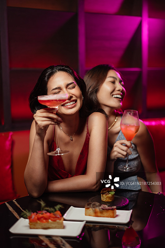 女士们的夜晚出游图片素材