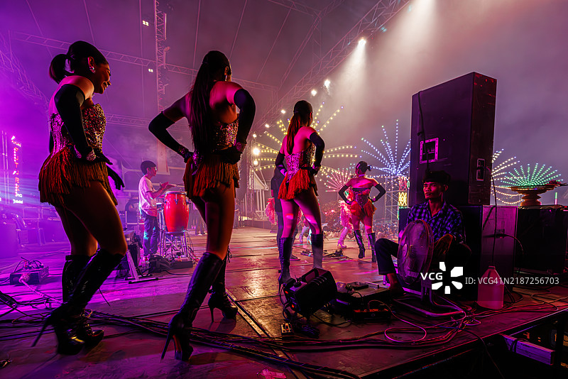 舞者在泰国中部的婚礼招待会上登台表演。图片素材