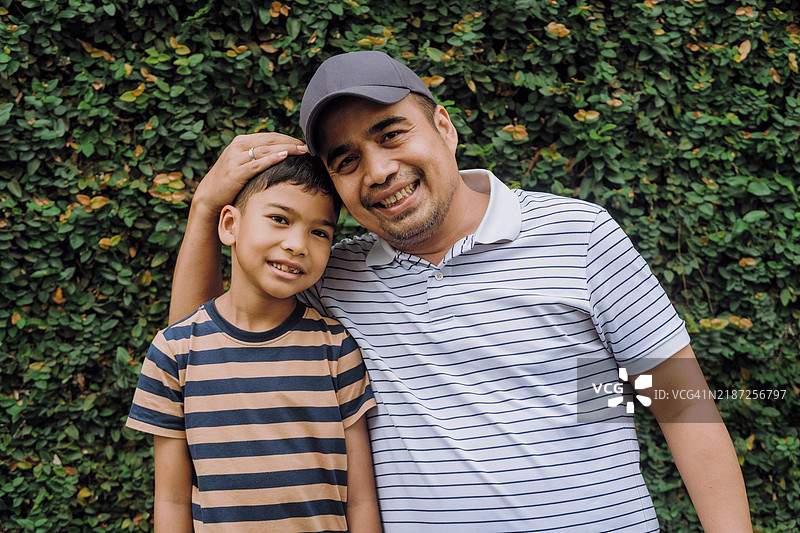 父亲和儿子的肖像图片素材