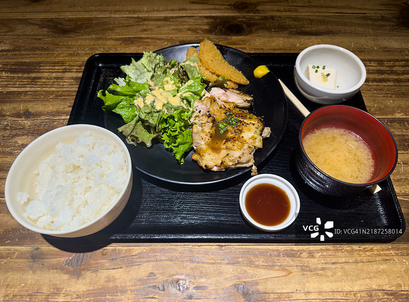 查利亚平鸡排和火腿炸肉排定食图片素材