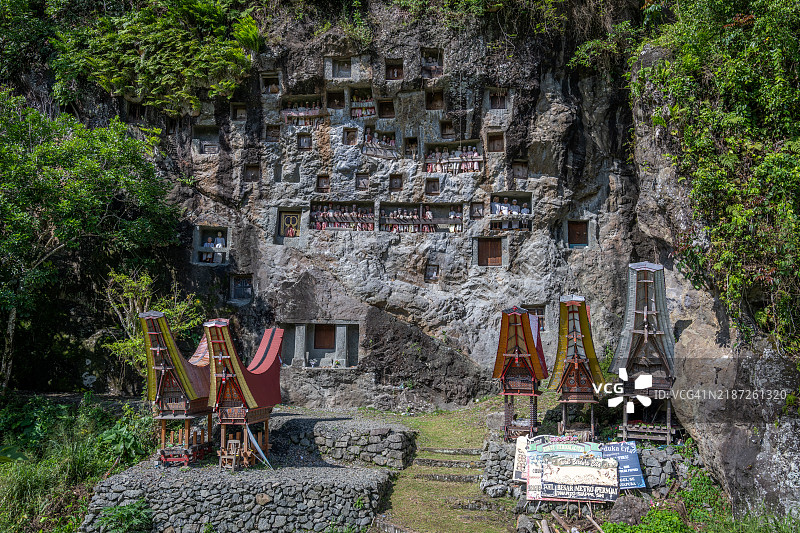 印尼苏拉威西塔纳托拉贾的古老墓碑图片素材