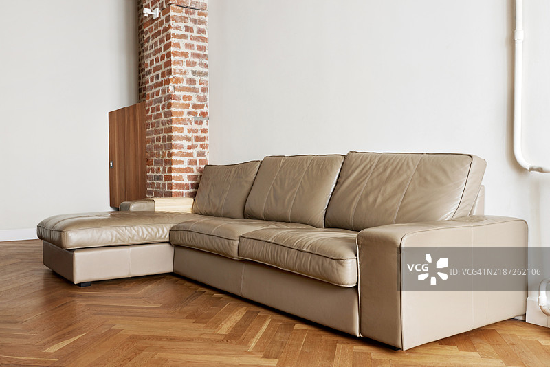 温馨客厅里的米色皮沙发图片素材