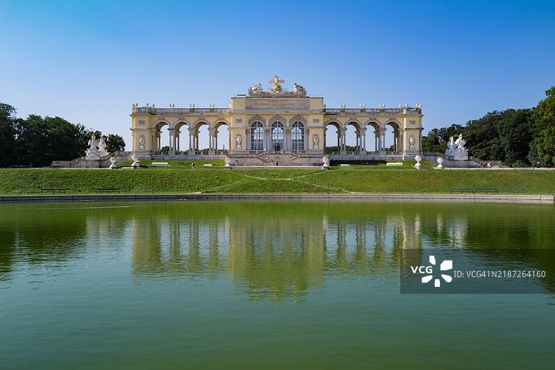 在晴朗的日子里，格洛丽特亭映照在池塘中图片素材