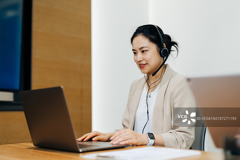 亚洲女商人在视频会议中。图片素材