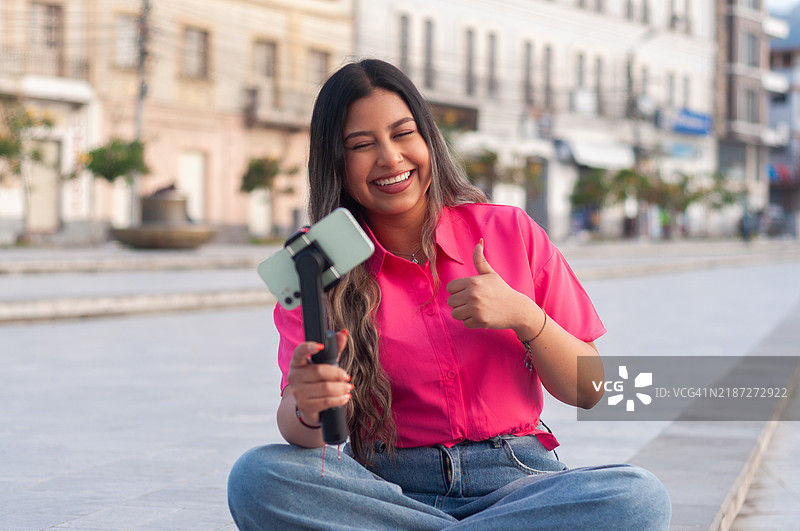 拉丁裔网红向她的社交媒体观众讲述她的美丽旅程。世界旅游日图片素材